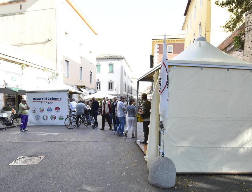 I gazebo di due candidati sindaco a Grosseto, quello di Giacomo Gori del M5s, in primo piano, e quello di Antonfrancesco Vivarelli Colonna, in secondo piano a sinistra, installati da settimane a Porta Nuova (foto Bf)