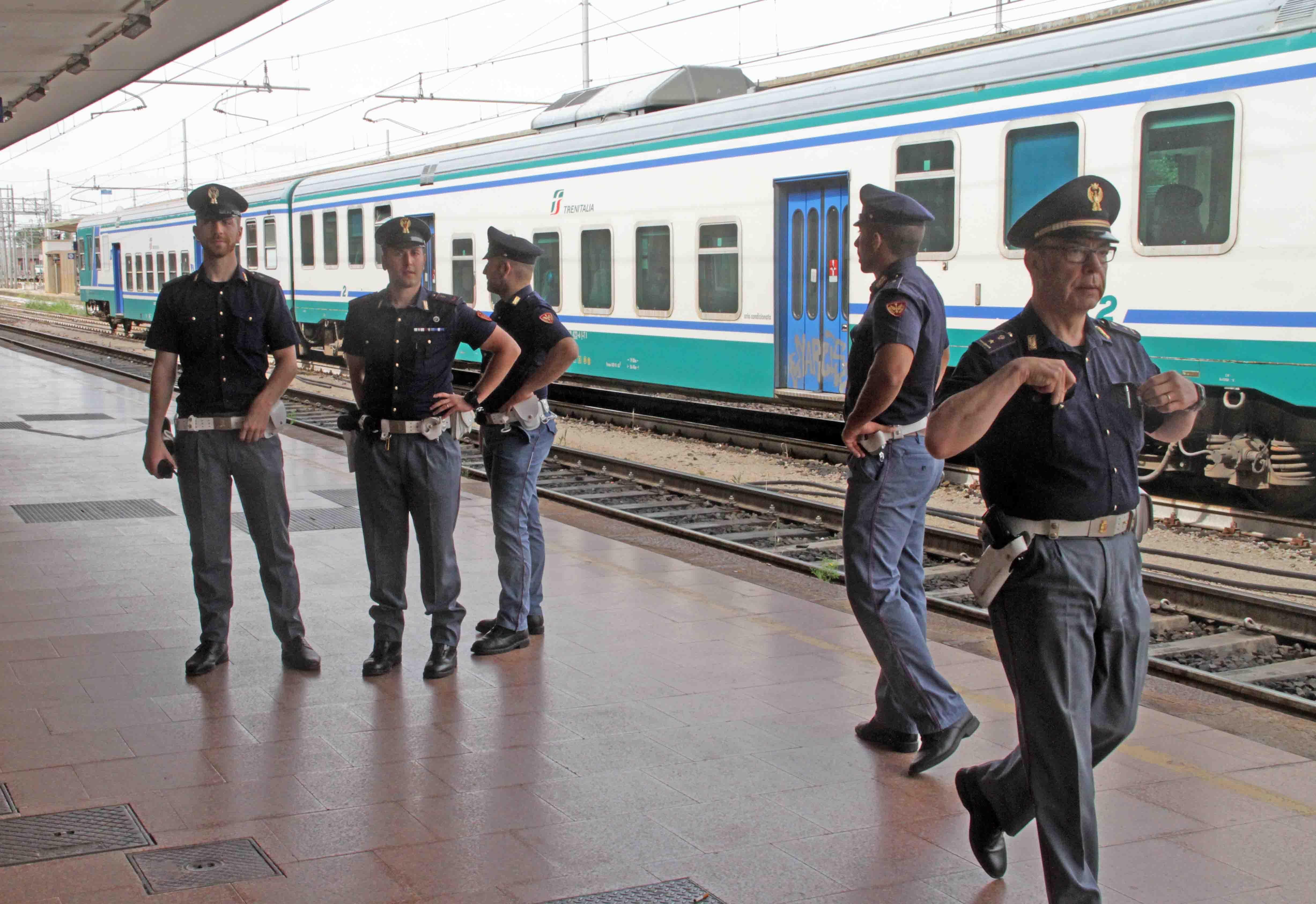 Polizia alla stazione ferroviaria