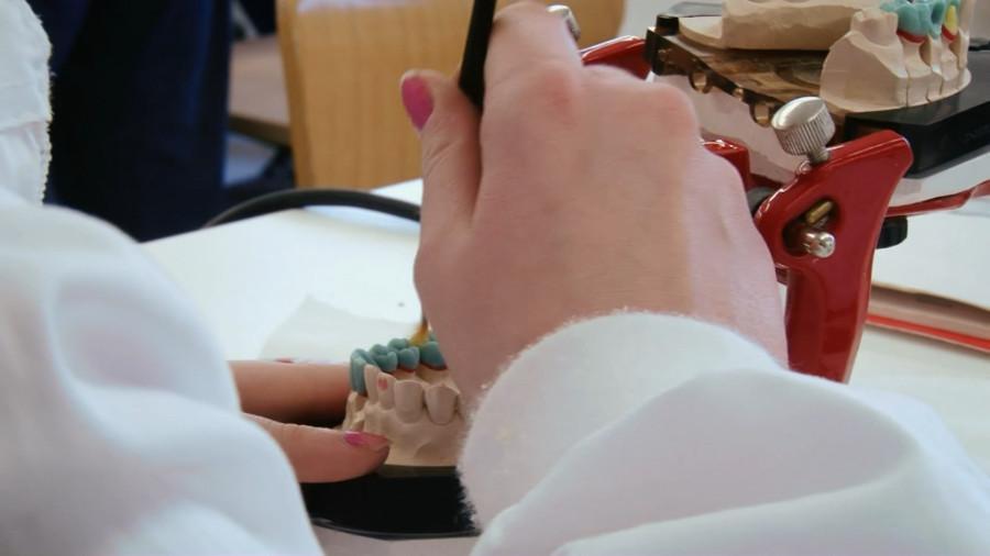 Cure dentistiche e protesi a cinquanta poveri di Prato 