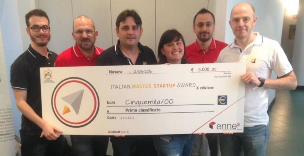 Il team di ingegneri Abinsula con il fac simile dell’assegno vinto a Novara