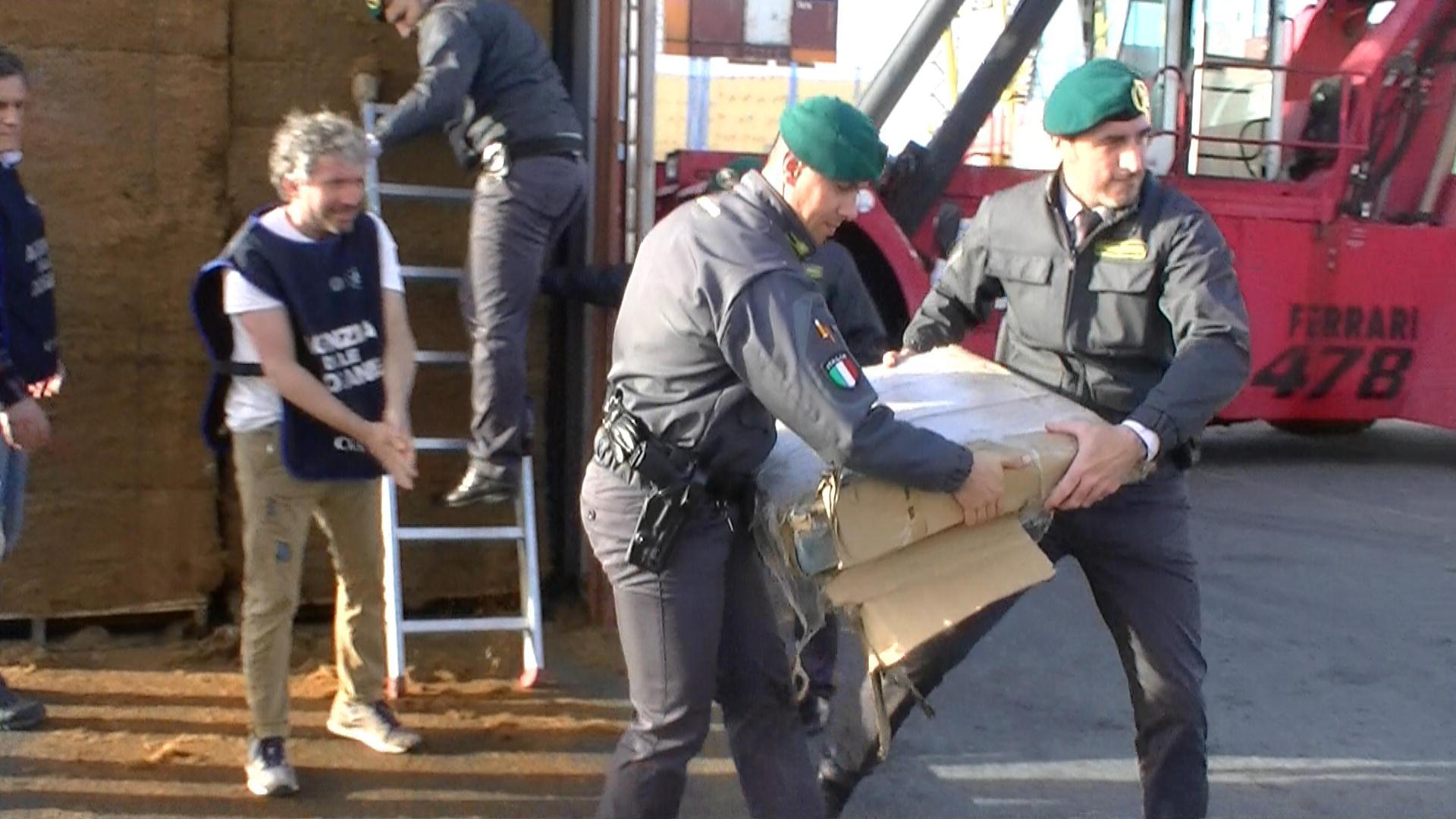Le fiamme gialle mentre sequestrano la cocaina in porto