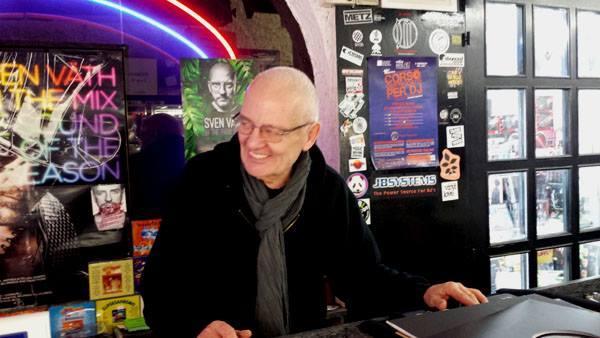 Roberto, il titolare del negozio, in una foto da Facebook