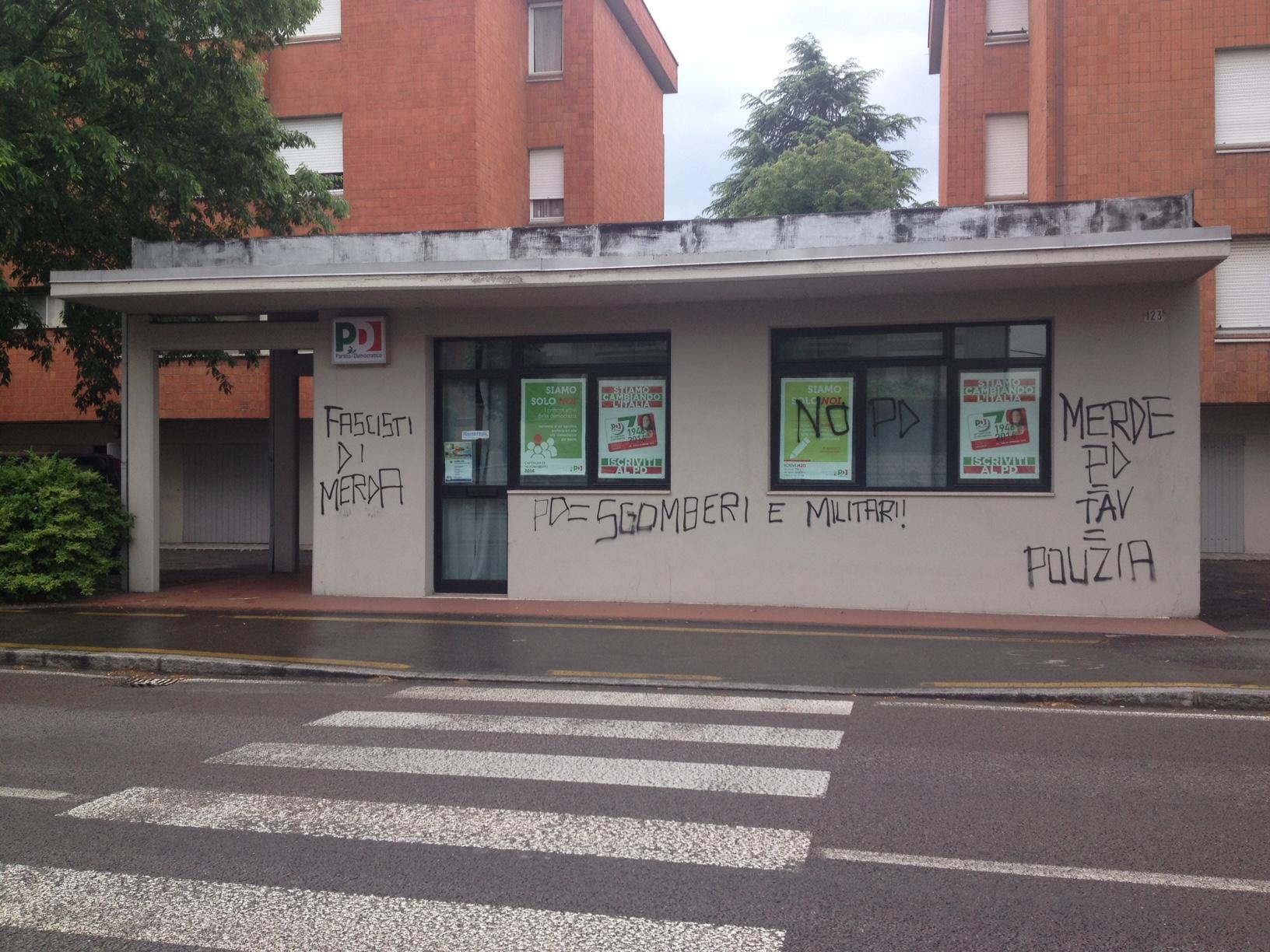 Sgomberi e problema casa, imbrattata sede del Pd: "Fascisti" 