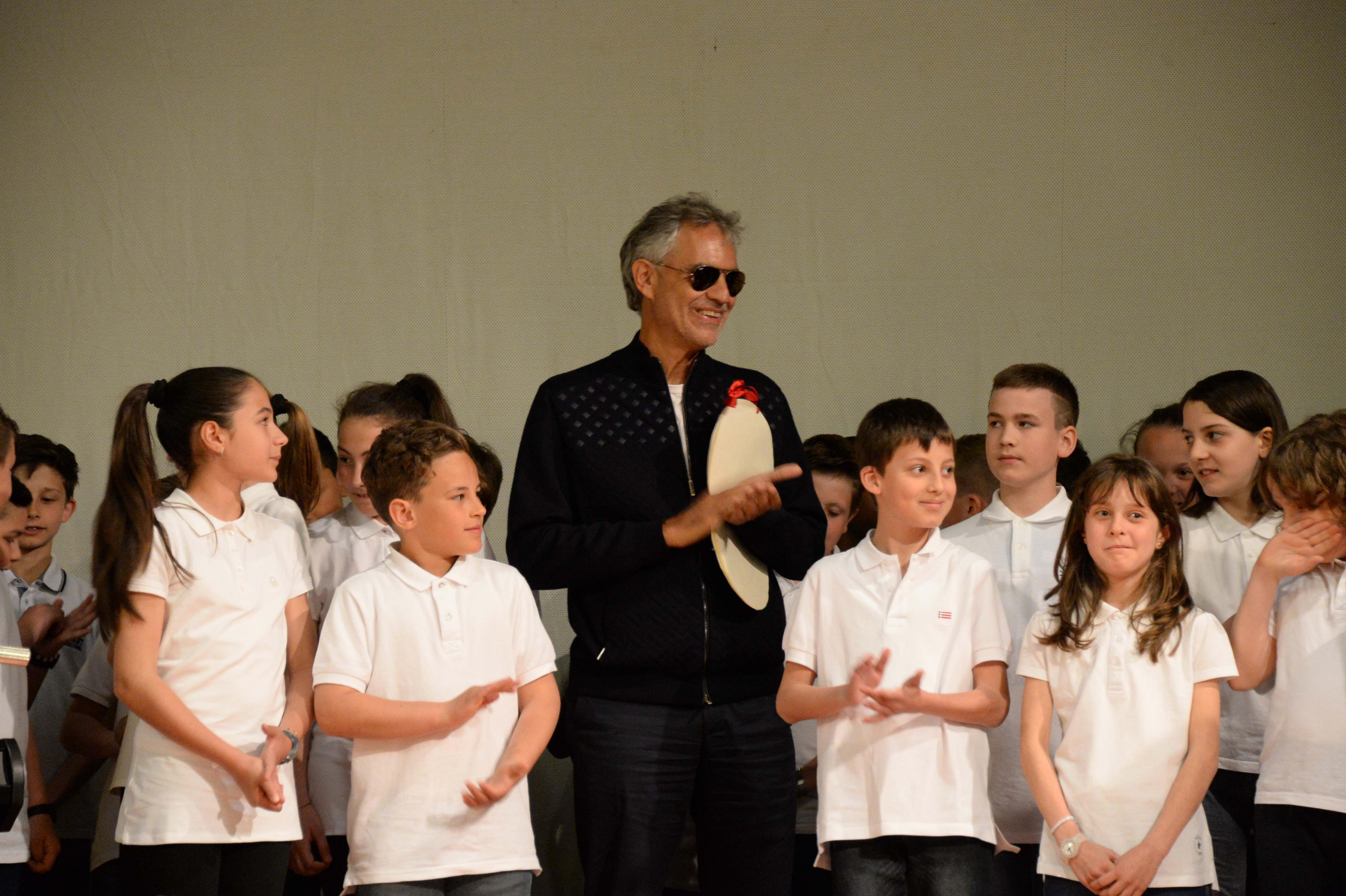 Andrea Bocelli durante l'incontro con i bambini