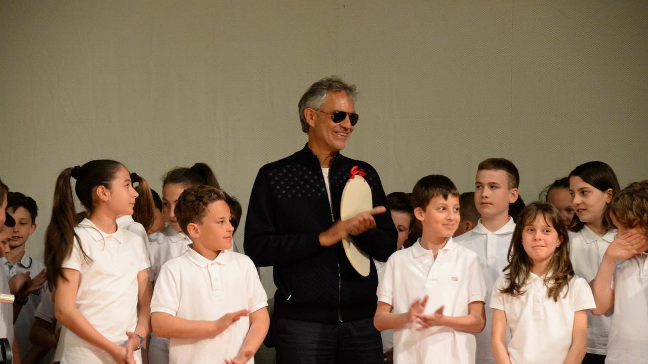 Andrea Bocelli durante l'incontro con i bambini