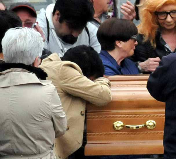 La moglie di Carlo Morelli abbraccia il feretro
