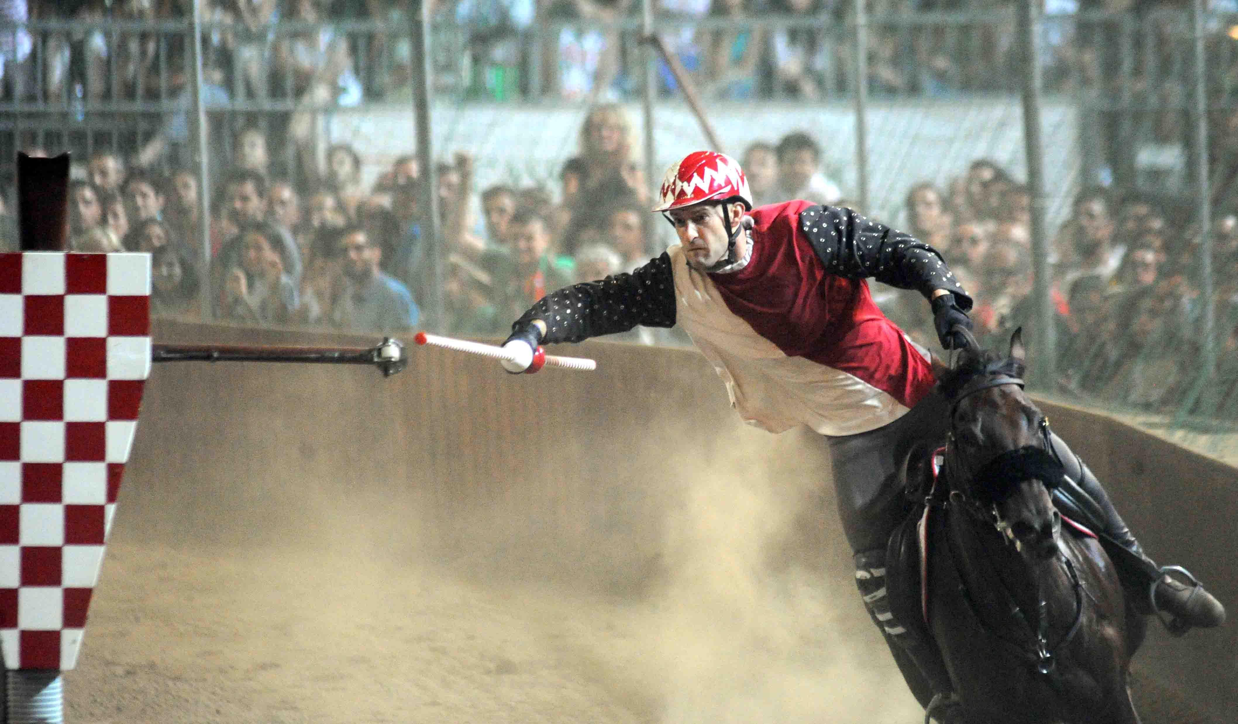 Il cavaliere mentre colpisce il bersaglio (foto Lorenzo Gori)