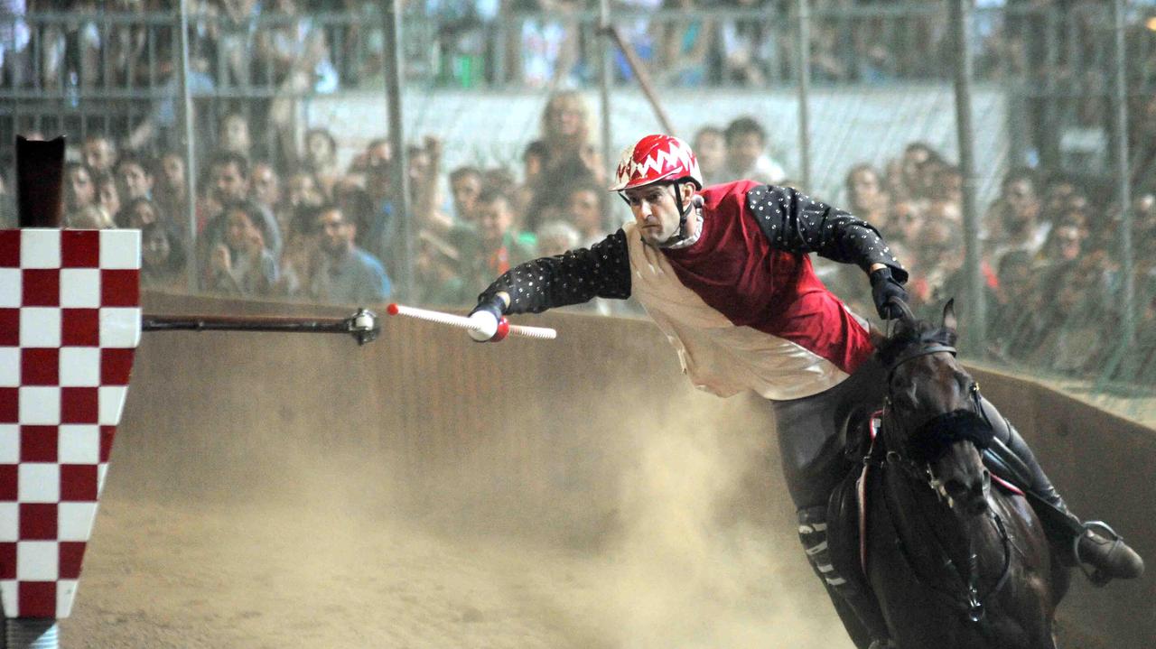 Il cavaliere mentre colpisce il bersaglio (foto Lorenzo Gori)