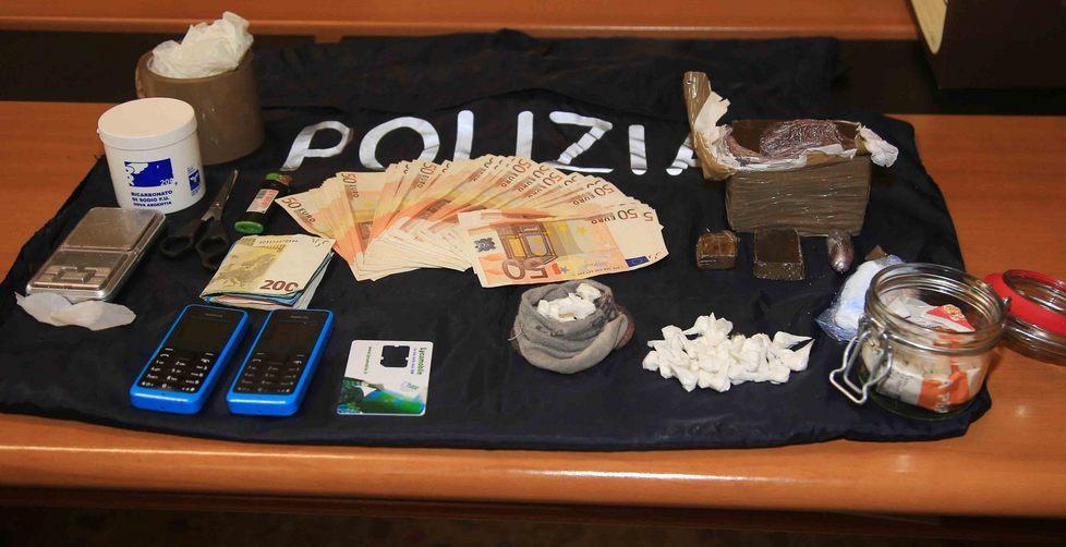 Gli agenti seguono i clienti reggiani e arrestano lo spacciatore a Cadelbosco Sopra 