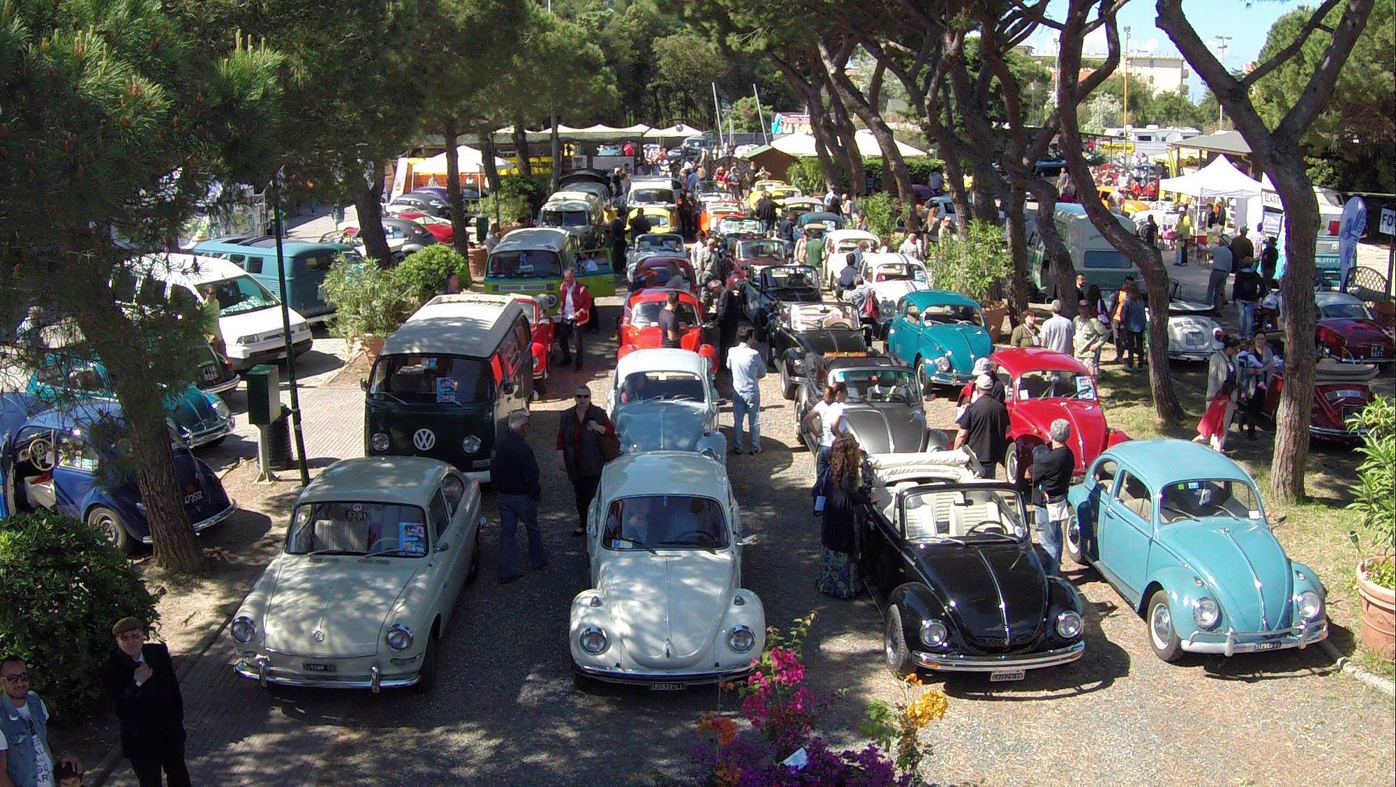 Una sfilata del Maggiolino Show di Cecina (Foto Falorni/Silvi)