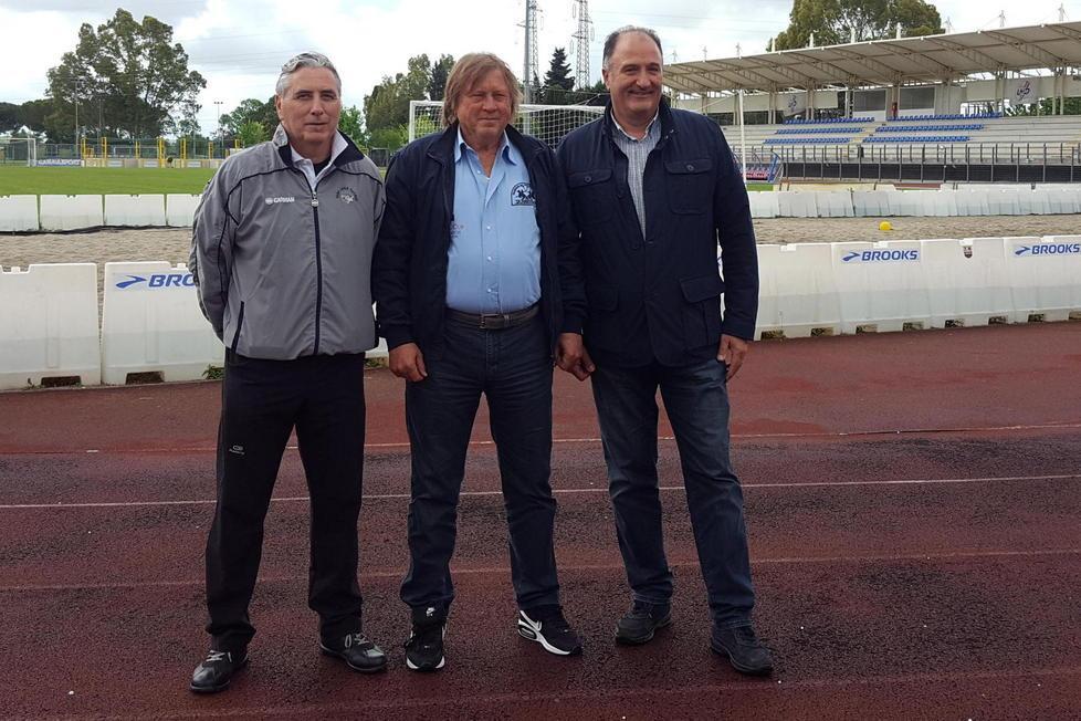Camminando si può giocare a calcio