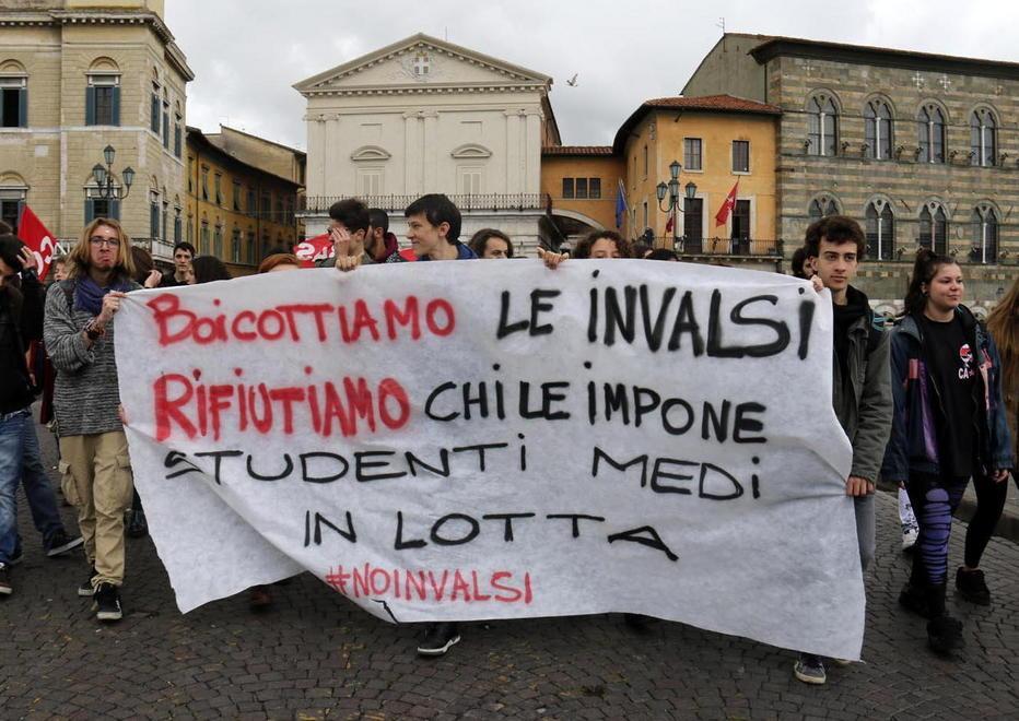 Cobas, studenti e docenti in piazza contro le prove Invalsi