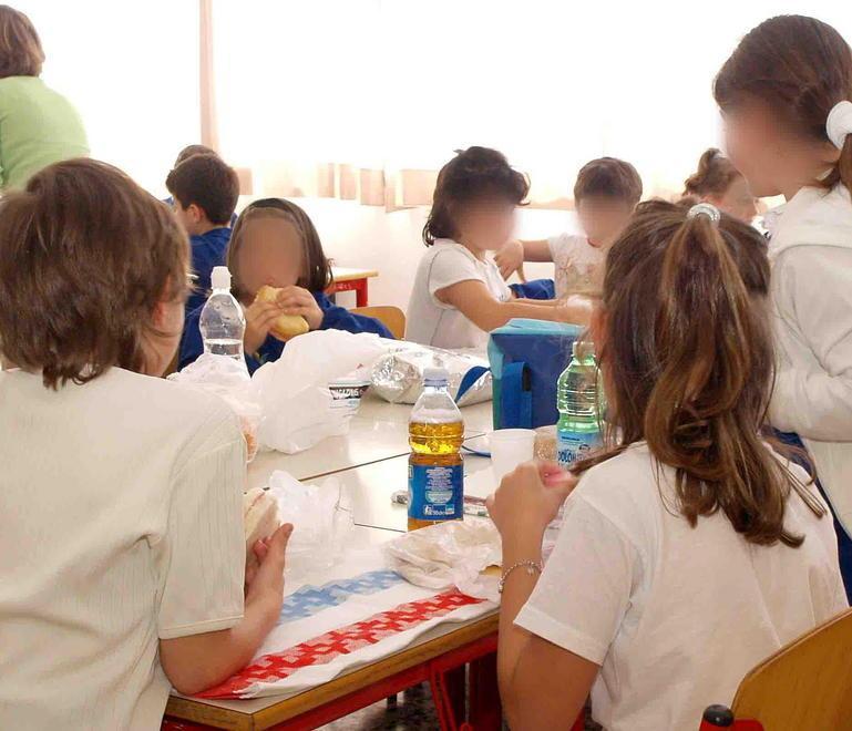 «No al pranzo diviso» Genitori all’attacco