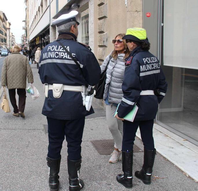 Polizia municipale cambia l’orario al punto di ascolto
