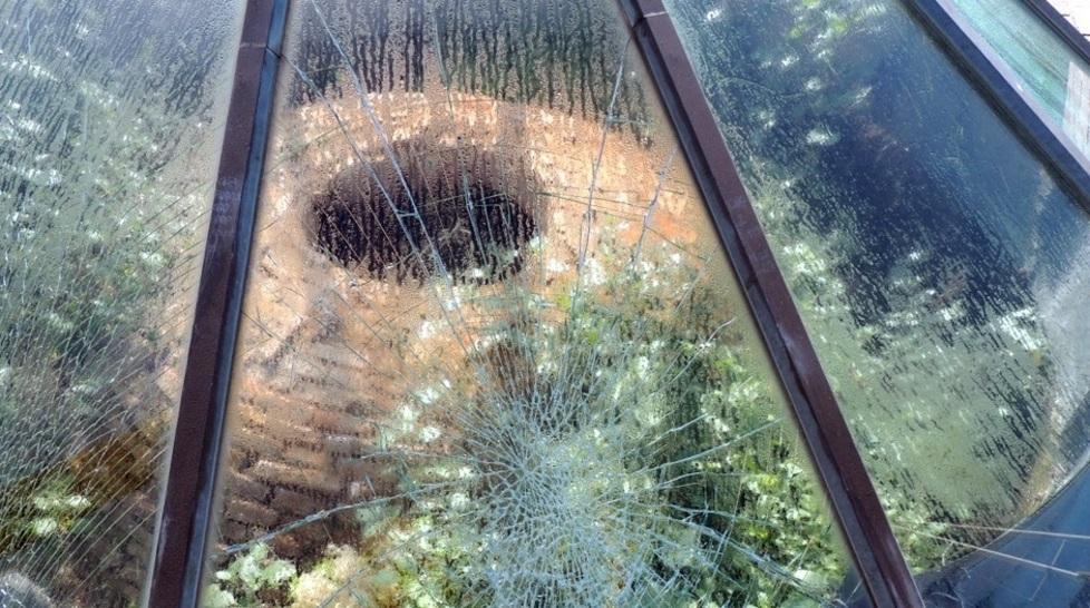 Piramide vandalizzata i vetri vengono sostituiti