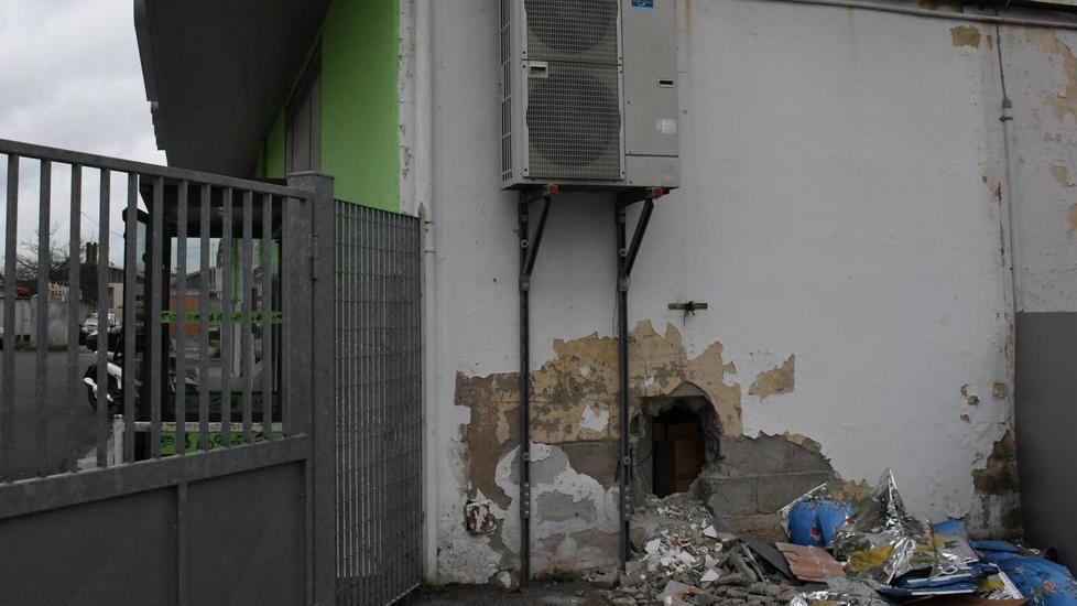 Foro nel muro del supermercato