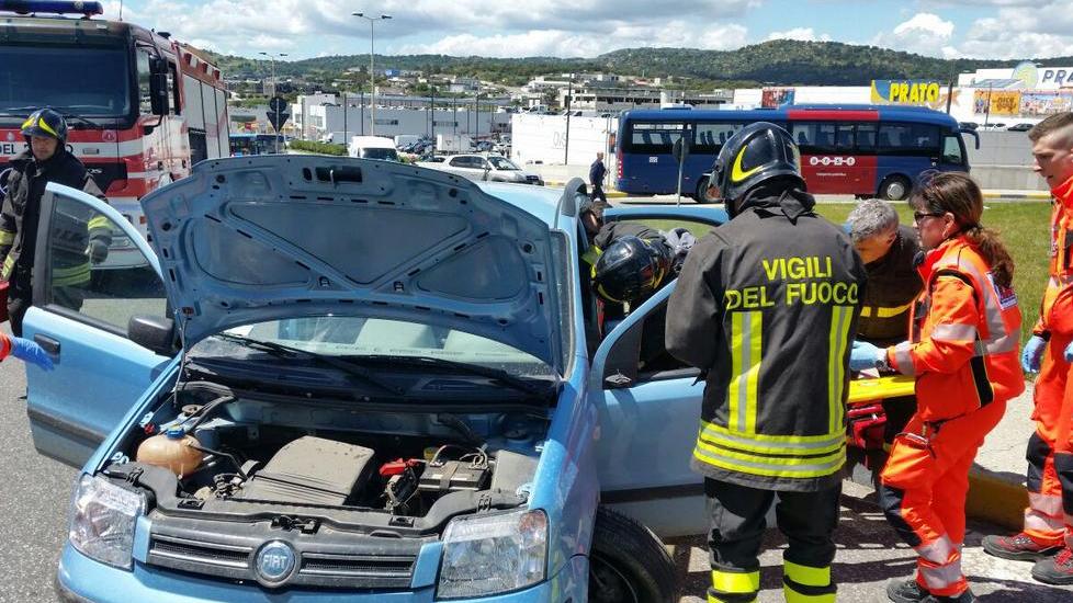 Incidente in rotatoria, feriti lievi