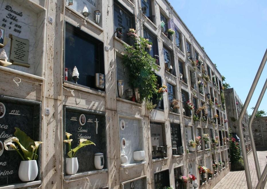 Emergenza cimitero: il Comune requisisce i loculi in abbandono 