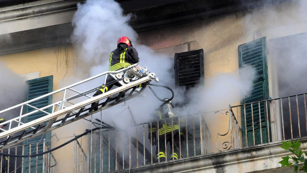 Rischia di morire tra le fiamme, anziana salvata da un ragazzo 