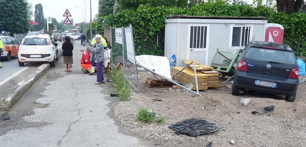 Schianto a Ponte Motta Due feriti e auto in cantiere
