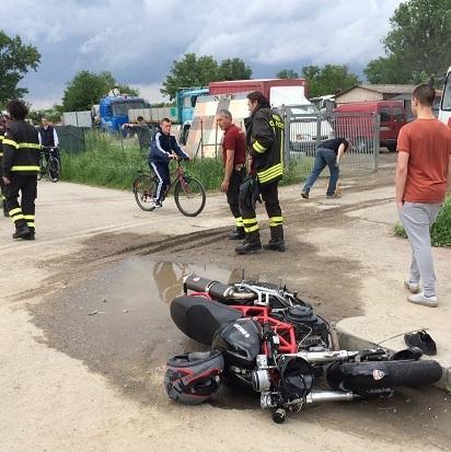 Moto sotto il camion Grave ragazzo di 23 anni 