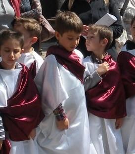 Bambini con tuniche e scudi È “Legionario per un giorno”