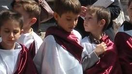 Bambini con tuniche e scudi È “Legionario per un giorno”