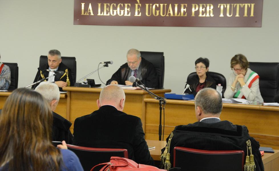 Amanti, sms di insulti e testi controversi: in aula il delitto Dore 