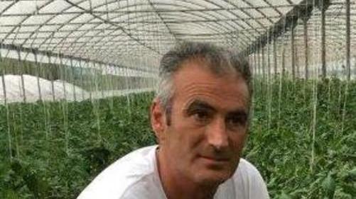 Allarme pesticidi, l'alternativa biologica: «Io strappo l’erba a mano e zappo»