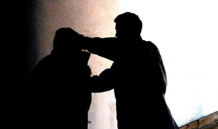 Rifiuta le avances dell'amico che lo sequestra per sodomizzarlo