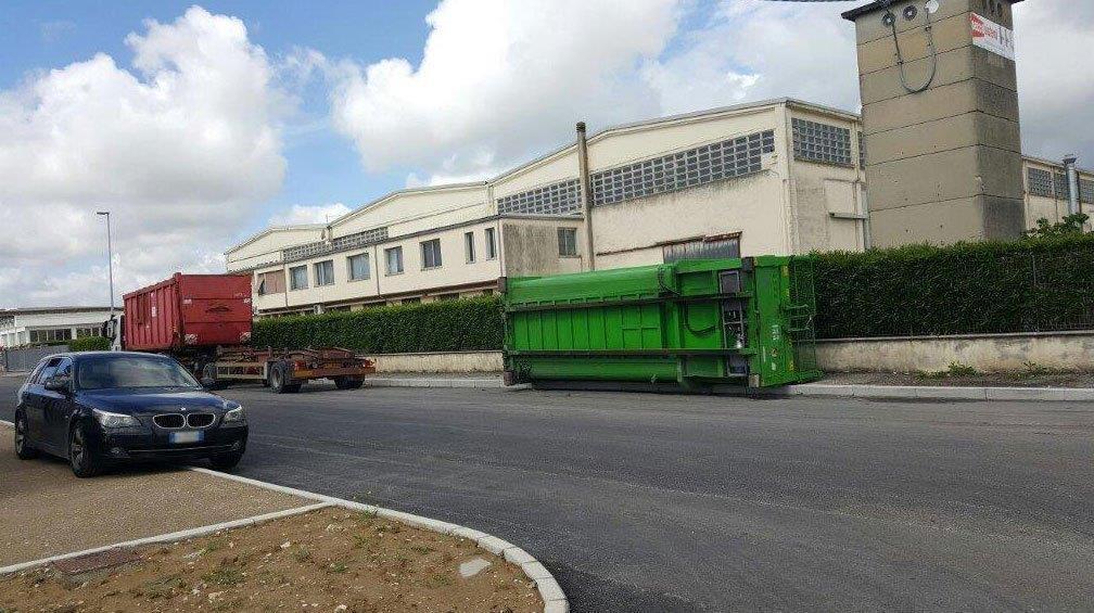 Il container finito sul marciapiede nella zona industriale di Gello