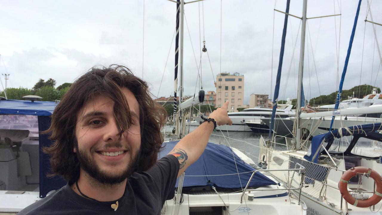 Gianluca Larini indica il nord dalla Darsena di Viareggio
