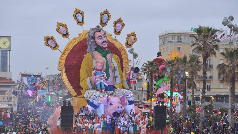 l carro "Porca mediocrità" di Gilbert Lebigre e Corinne Roger dedicato a Matteo Salvini, che ha sfilato nell'edizione 2016 del Carnevale di Viareggio