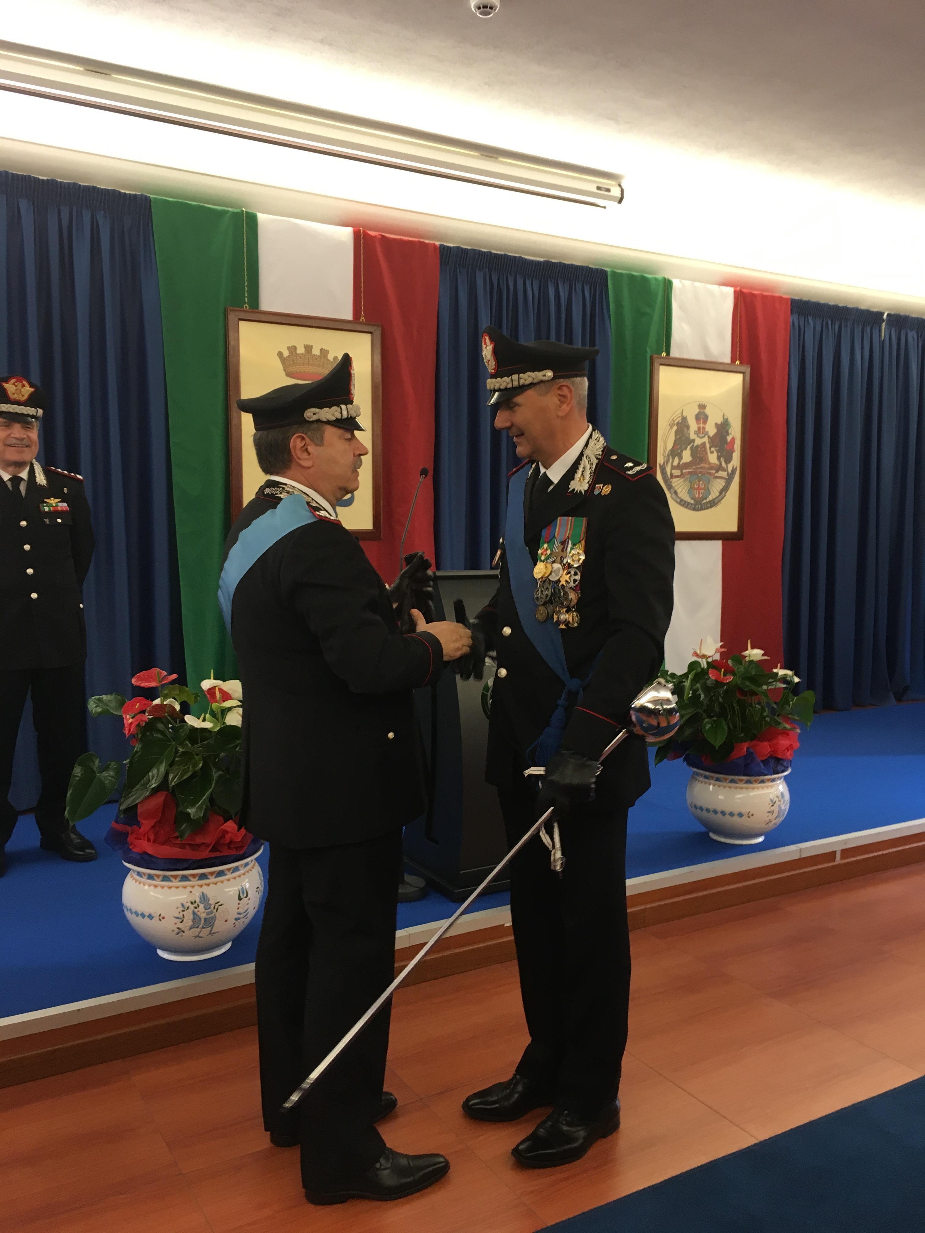 Il generale Antonio Bacile saluta il generale Paolo Nardone da oggi comandante della legione carabinieri Sardegn (foto Mario Rosas)