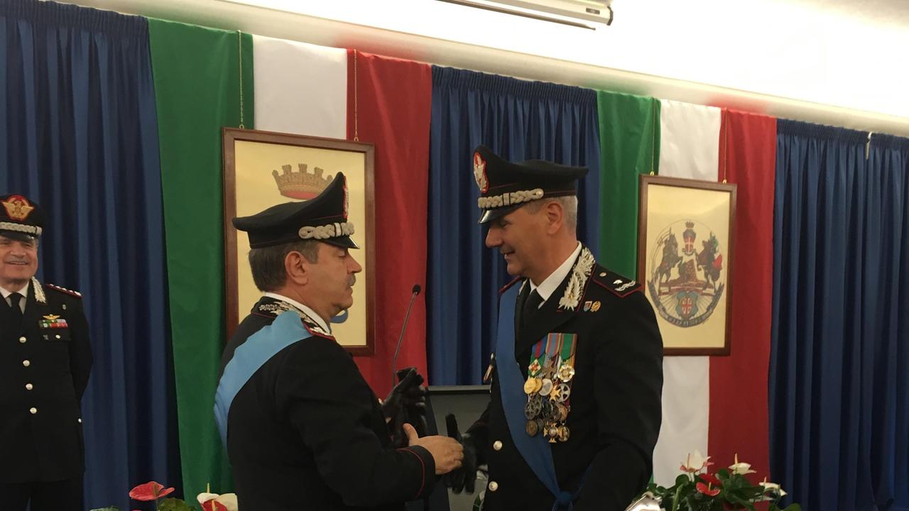 Il generale Antonio Bacile saluta il generale Paolo Nardone da oggi comandante della legione carabinieri Sardegn (foto Mario Rosas)