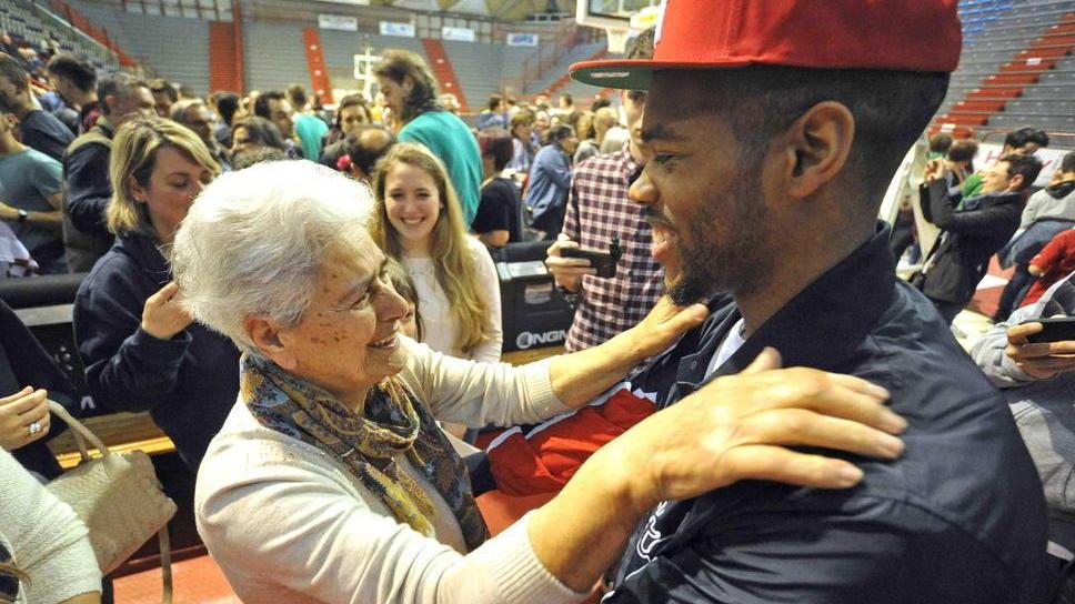 L'abbraccio tra Knowles e una tifosa (foto Gori)
