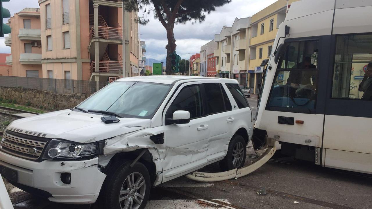 L'incidente avvenuto in via Italia (foto Mario Rosas)