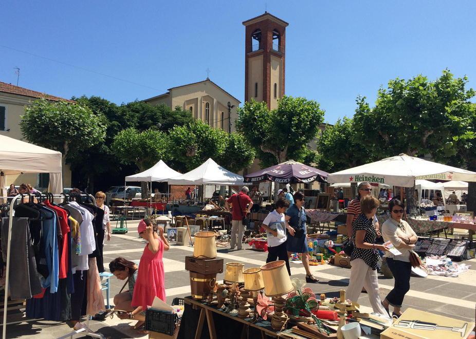 Le bancarelle del mercato antiquario