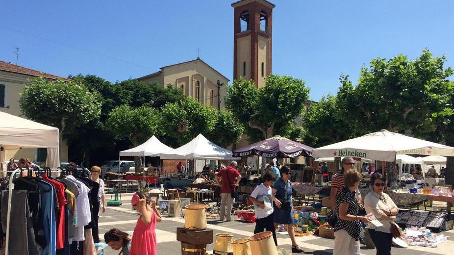 Le bancarelle del mercato antiquario