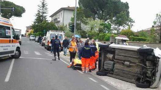 Scontro tra due auto, una si ribalta