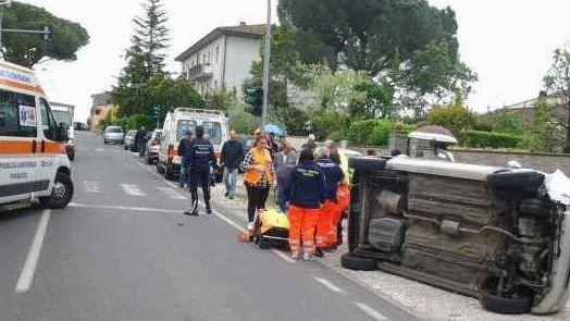 Scontro tra due auto, una si ribalta