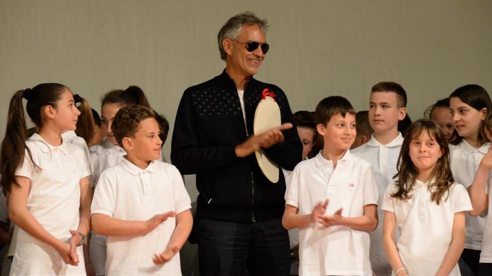 Andrea Bocelli canta insieme ai bambini di quinta elementare