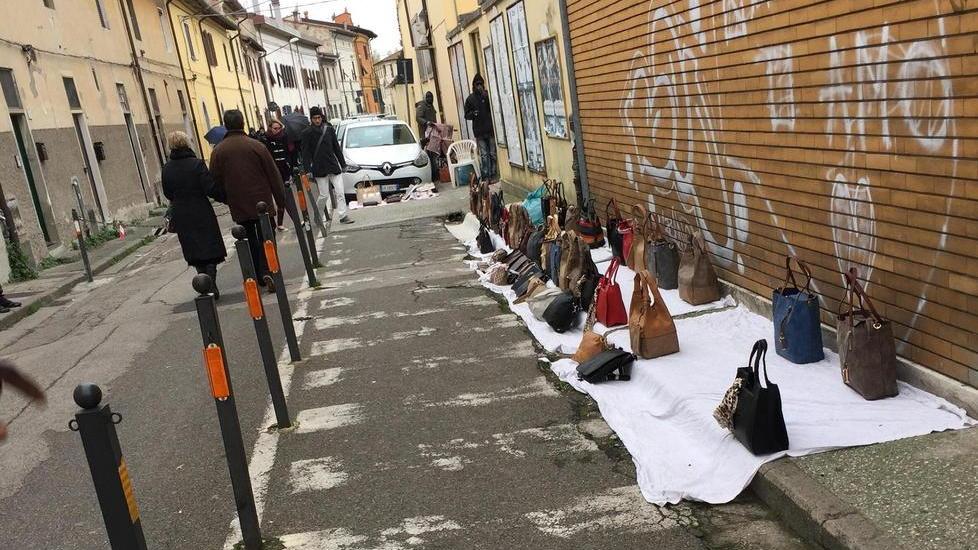 Blitz antiabusivi, fuggi fuggi al Duomo