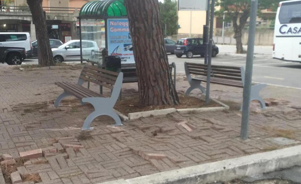 Panchine e ghiaia Soluzioni tampone nella piazza ko 