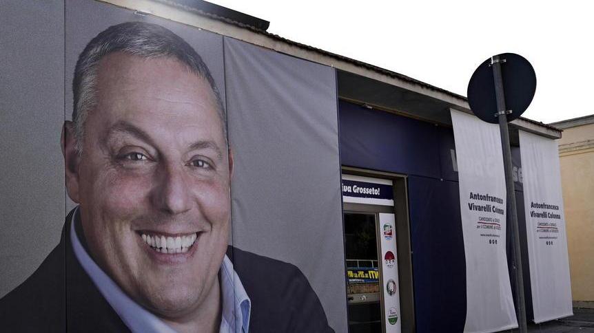 La Prefettura conferma «Via le facce dei candidati»