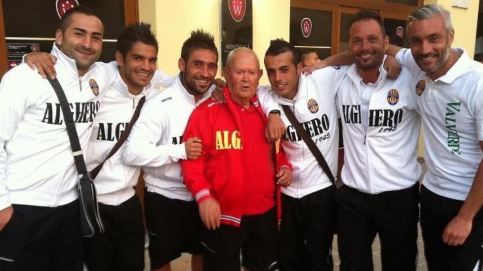 Vecchie glorie e giovani in campo oggi a Maria Pia per ricordare lo storico magazziniere dell’Alghero