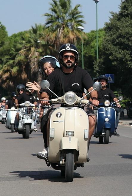 La Vespa compie 70 anni e festeggia in piazza a Nuoro