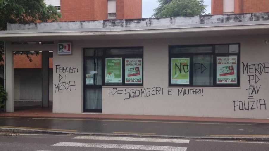 S. Faustino, scritte con spray sulla sede Pd