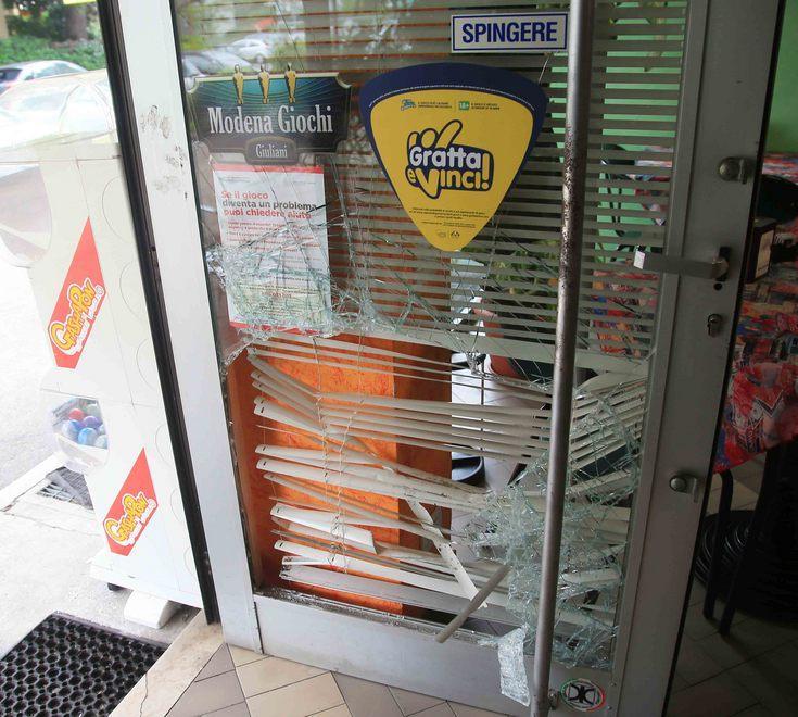 Bar assaltato con un tombino Arraffati grattini e sigarette 