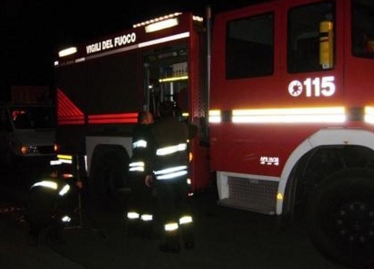 Rogo a Camposanto, palazzina in fiamme